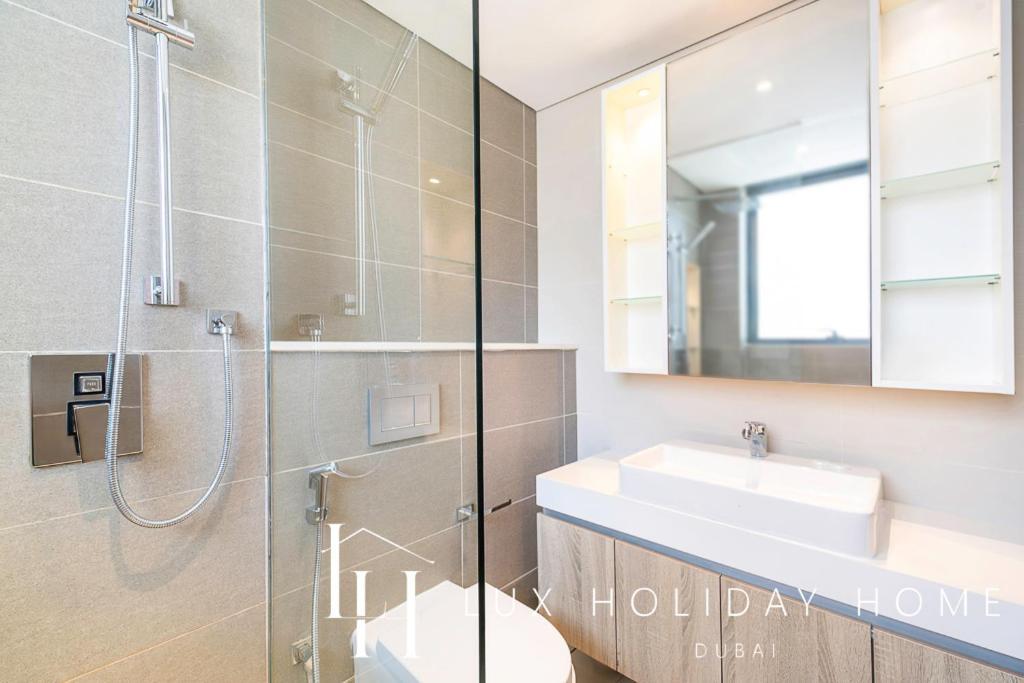 Lux Contemporary With Full Marina View 3